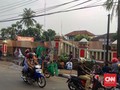 Sopir Taksi Online Dianiaya Massa Saat Polsek Ciracas Dibakar