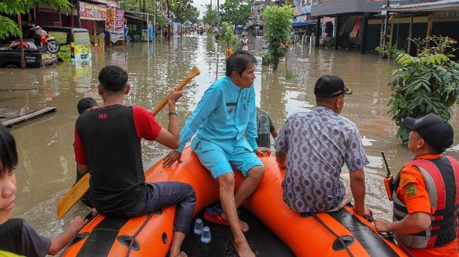 SAR Surabaya Kirim Tim Bantu Evakuasi Banjir Jakarta