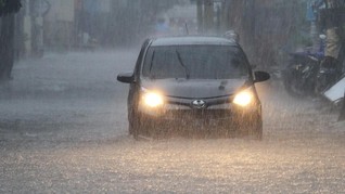 Seorang Anak Tewas Terseret Banjir di Surabaya Barat