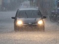 Seorang Anak Tewas Terseret Banjir di Surabaya Barat