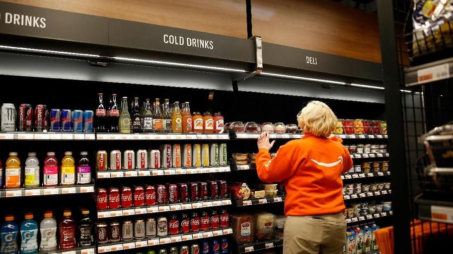Amazon Go menerapkan teknologi yang membuat pembeli tidak perlu mengantre di kasir untuk membayar belanjaannya.