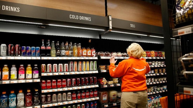Amazon Go menerapkan teknologi yang membuat pembeli tidak perlu mengantre di kasir untuk membayar belanjaannya.