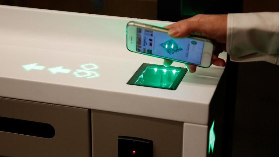 Amazon Go menerapkan teknologi yang membuat pembeli tidak perlu mengantre di kasir untuk membayar belanjaannya.