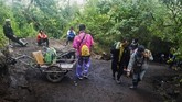 Tak sedikit wisatawan yang berlomba menyaksikan fenomena ini, dan rela berjalan pada tengah malam agar bisa menyaksikannya.