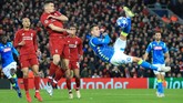 Napoli yang hanya butuh hasil imbang terus mencoba menyerang setelah mereka tertinggal 0-1 dari Liverpool. (REUTERS/Jon Super)