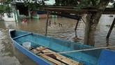 Sejumlah anak bermain di genangan banjir yang merendam permukiman penduduk di Desa Gunungreja, Sidareja, Cilacap, Jawa Tengah, Kamis (6/12). Sebanyak 3.499 KK terdampak banjir yang merendam 13 Desa di Kabupaten Cilacap, akibat hujan deras selama dua hari terakhir. (ANTARA FOTO/Idhad Zakaria/foc)