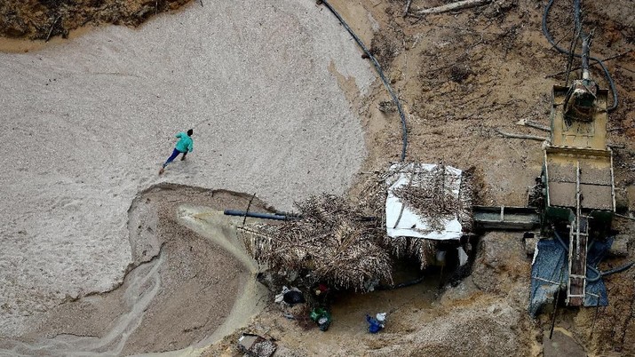 An illegal cassiterite mine is seen during an operation conducted by agents of the Brazilian Institute for the Environment and Renewable Natural Resources, or Ibama, in national parks near Novo Progresso, southeast of Para state, Brazil, November 4, 2018. REUTERS/Ricardo Moraes