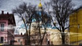 Bayangan bangunan dan Katedral Trinity tercermin di sungai Fontaka di Saint Petersburg. (AFP/Olga Maltse)