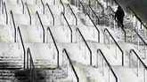 Pemandangan dari tangga stadion Olimpiyskiy yang tertutup salju di pertandingan Liga Champions antara Shakhtar Donetsk versus Olympique Lyonnais. (Reuters/Gleb Garanich)