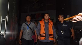 KPK Tahan Kakak Ipar Bupati Cianjur di Polres Jaktim