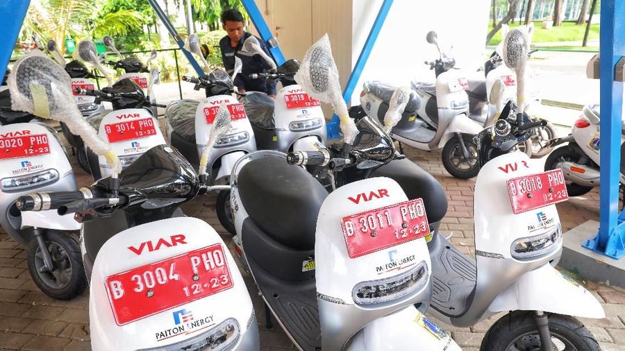 Petugas mencoba motor listrik di Kawasan Monumen Nasional (Monas), Jakarta, Kamis (13/12/2018). Dalam upaya mempercepat penggunaan kendaraan listrik di Indonesia, Pemprov DKI mulai menggunakan motor listrik di beberapa titik. Yakni Monumen Nasional (Monas), Taman Margasatwa Ragunan, dan Dinas Teknis Jati Baru sebagai bentuk mengurangi polusi udara perkotaan. (CNBC Indonesia/Andrean Kristianto)