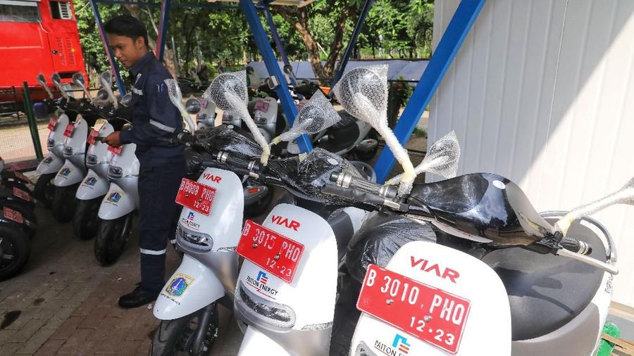 Petugas mencoba motor listrik di Kawasan Monumen Nasional (Monas), Jakarta, Kamis (13/12/2018). Dalam upaya mempercepat penggunaan kendaraan listrik di Indonesia, Pemprov DKI mulai menggunakan motor listrik di beberapa titik. Yakni Monumen Nasional (Monas), Taman Margasatwa Ragunan, dan Dinas Teknis Jati Baru sebagai bentuk mengurangi polusi udara perkotaan. (CNBC Indonesia/Andrean Kristianto)