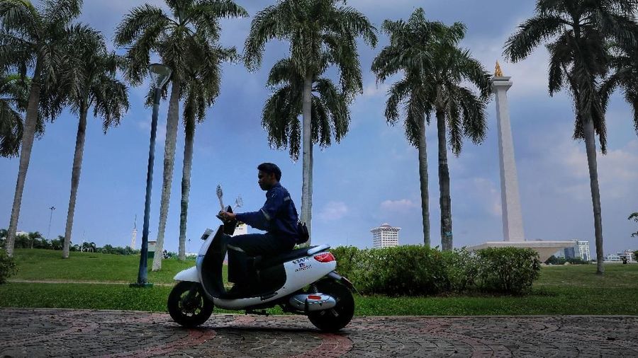 Pemerintah menargetkan 30% angkutan umum di Indonesia akan menggunakan kendaraan listrik di 2021.