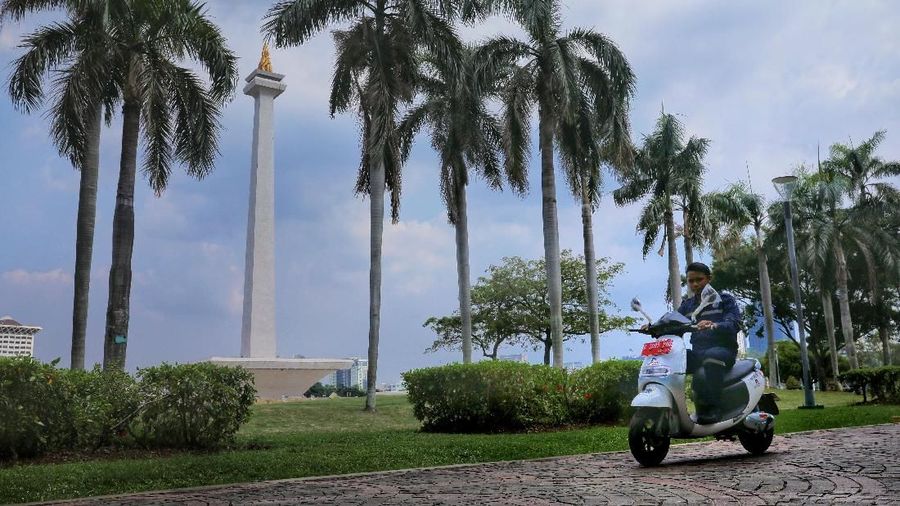 Penggunaan motor listrik di kawasan wisata bisa menjadi contoh pada masyarakat, agar peduli dengan lingkungan.