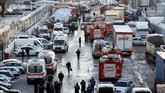 Sebuah kereta cepat menghantam lokomotif lainnya sebelum menghantam jembatan penyeberangan pejalan kaki. (REUTERS/Tumay Berkin)