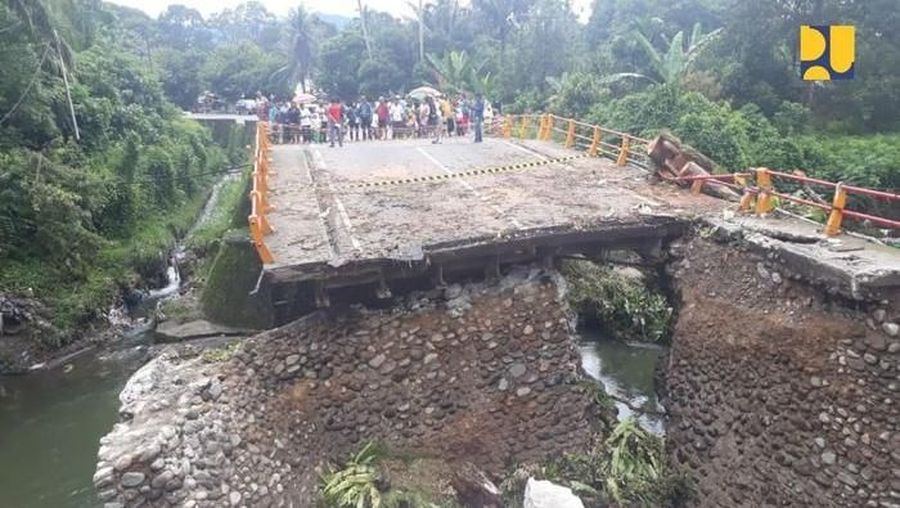 Jembatan Batang Kalu ambruk.