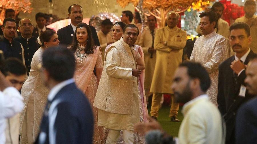Mukesh Ambani (C), Ketua Reliance Industries Mukesh Ambani, terlihat saat upacara pernikahan putrinya Isha Ambani di Mumbai, India, 12 Desember 2018. REUTERS / Francis Mascarenhas