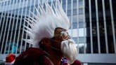 Seorang peserta berpakaian seperti Santa Claus mengambil bagian dalam festival SantaCon di Manhattan, New York, Amerika Serikat. (Reuters/Caitlin Ochs)