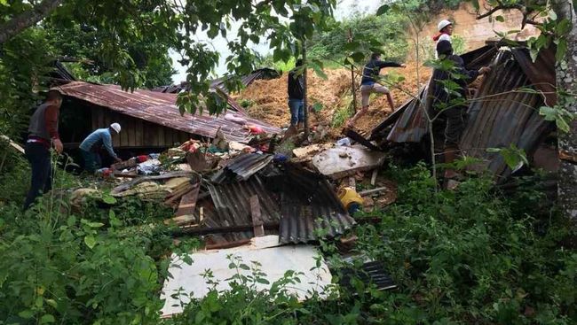 Tim SAR Evakuasi 8 Jenazah Korban Longsor Toba Samosir