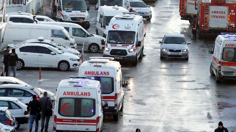 Kecelakaan itu disebabkan kereta berkecepatan tinggi menabrak lokomotif yang sedang melakukan pemeriksaan.