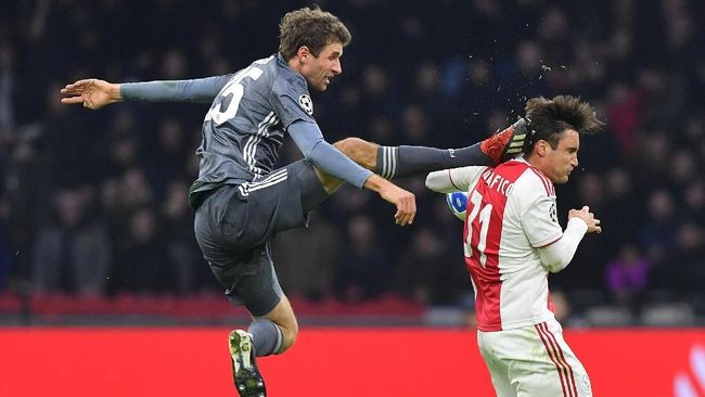 Tendang Pemain Ajax Ala Bruce Lee, Mueller Diusir Wasit