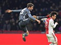 Tendang Pemain Ajax Ala Bruce Lee, Mueller Diusir Wasit