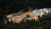 Proyek gagasan kelompok advokat Instituto Socioambiental ini memetakan semua tambang ilegal di hutan Amazon yang membentang melewati Brasil, Venezuela, Kolombia, Peru, Ekuador, dan Bolivia. (Reuters/Ricardo Moraes)