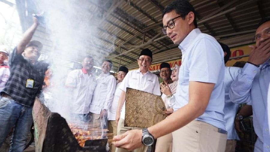 Calon wakil presiden nomor urut 02 Sandiaga Salahuddin Uno tiba di Kecamatan Ambal, Kabupaten Kebumen, Provinsi Jawa Tengah, Kamis (13/12/2018).