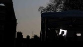 Anggota parlemen Inggris dari Partai Konservatif, Jacob Rees-Mogg, diwawancarai oleh suatu stasiun televisi di studio sementara di depan Gedung Parlemen, London, Inggris. (Reuters/Simon Dawson)