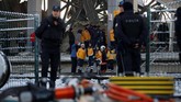 Tim penyelamat membantu penumpang keluar dari gerbong di bawah puing-puing jalan layang di Stasiun Marsandiz. (REUTERS/Tumay Berkin)