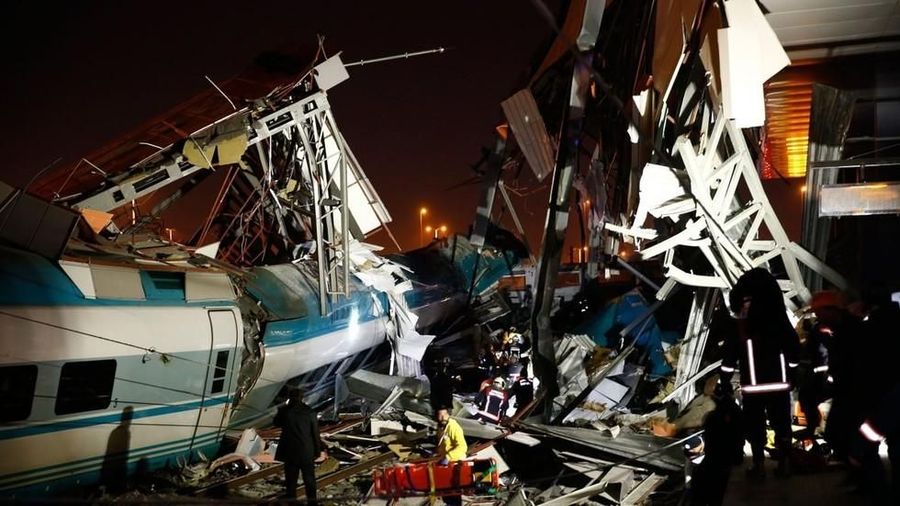 Kecelakaan itu disebabkan kereta berkecepatan tinggi menabrak lokomotif yang sedang melakukan pemeriksaan.