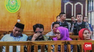 Didakwa Terima Suap Rp42,28 M, Bupati Labuhan Batu Menangis