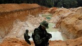 Di pedalaman Hutan Amazon, Brasil, rombongan agen pemerhati lingkungan menyisir lahan dalam satu kampanye untuk menyingkirkan pertambangan ilegal di hutan tropis tersebut. (Reuters/Ricardo Moraes)