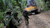 Meski sejumlah proyek berhasil, tapi target utama untuk memberantas semua tambang ilegal di hutan itu masih jauh dari rampung. (Reuters/Ricardo Moraes)
