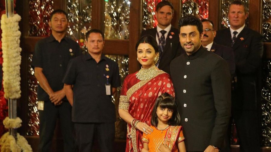 Aktor Abhishek Bachchan, aktris istrinya Aishwarya Rai dan putri mereka Aaradhya tiba untuk menghadiri upacara pernikahan Isha Ambani, putri dari Ketua Industri Reliance Mukesh Ambani, di Mumbai, India, 12 Desember 2018. REUTERS / Francis Mascarenhas