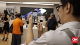 iPhone XS Max dipasarkan mulai radari Rp22,5 juta (64 GB), Rp25,5 juta (256 GB), dan Rp29,5 juta (512 GB). (CNNIndonesia/Adhi Wicaksono)