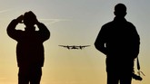 Dalam percobaan terbang pertamanya ini, SpaceShipTwo dan WhiteKnigtTwo berhasil terbang ke ruang angkasa dengan dua pilot dan sebuah manekin sebagai penumpang mereka (REUTERS/Gene Blevins)