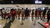 Penjualan perdana iPhone XS Max, iPhone XS, dan iPhone XR serta Apple Watch series 4 dilakukan di gerai iBox, Mall Central Park, Jakarta Barat, Jumat (14/12). (CNNIndonesia/Adhi Wicaksono)