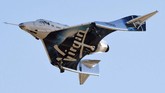 Pesawat roket Virgin Galactic SpaceShipTwo berhasil kembali dengan selamat setelah mencapai titik tertinggi mereka dari permukaan bumi. (REUTERS/Gene Blevins)