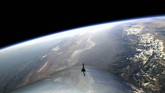 WhiteKnightTwo akan kembali ke landasan sementara SpaceShipTwo menjelajah di ketinggian 82,7 kilometer di atas bumi selama 90 menit (Virgin Galactic/Handout via REUTERS)