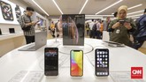 iPhone XS dan XS Max sudah mengantongi sertifikasi dari Ditjen Postel Kemenkomifo sejak 3 Oktober 2018. Sedangkan sertifikasi iPhone XR baru keluar pada 5 Oktober 2018. (CNNIndonesia/Adhi Wicaksono)