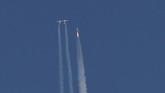 Pada ketinggian tertentu, WhiteKnightTwo akan melepaskan SpaceShipTwo yang akan terbang vertikal dengan roket miliknya hingga ke orbit (REUTERS/Gene Blevins)