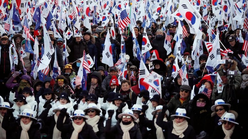 Anggota kelompok sipil konservatif Korea Selatan melakukan aksi protes anti-Korea Utara di Seoul, Korea Selatan.