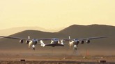 Pesawat Virgin Galactic berhasil terbang ke orbit setelah lepas landas dari bandar udara Mojave, di California, Kamis (13/12) (Virgin Galactic/Handout via REUTERS)