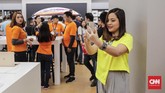 Artis Tasya Kamila turut hadir saat penjualan perdana trio iPhone teranyar dan menjajal langsung performa ponsel keluaran Apple tersebut. (CNNIndonesia/Adhi Wicaksono)