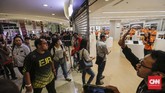 Penjualan tiga iPhone terbaru dan Apple Watch 4 kali ini hanya diwarnai oleh antrean puluhan orang di depan toko sejak pagi hari. (CNNIndonesia/Adhi Wicaksono)
