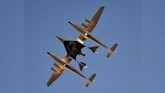 SpaceShipTwo yang ada di tengah akan dibawa lepas landas oleh WhiteKnightTwo yang mendampingi di kedua sisi pesawat itu (REUTERS/Gene Blevins)