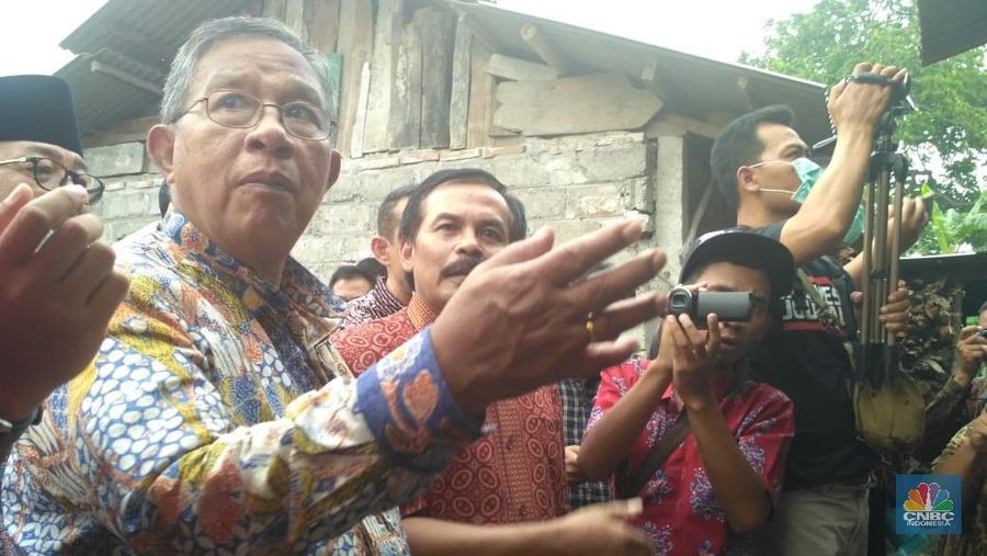 Menko Perekonomian Darmin Nasution meninjau lokasi peternakan ayam di Blitar.