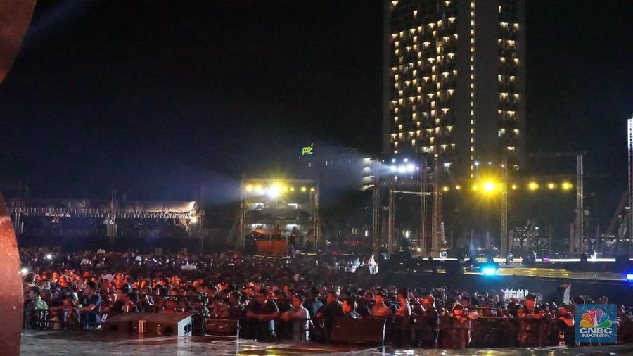 Kemeriahan HUT 17 Transmedia dibuka dengan penampilan Iwan Fals lewat lagu 