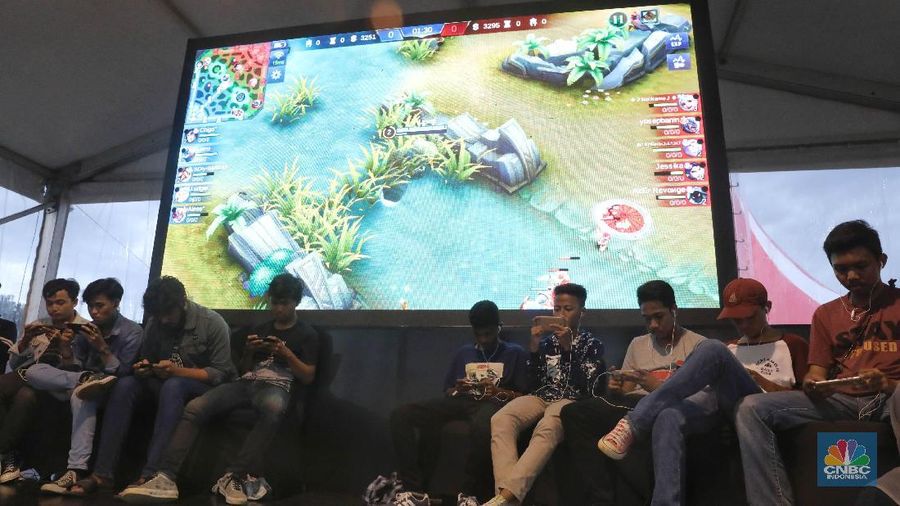 Peserta mengikuti Mobile Legend Competition dalam rangka merayakan Ulang tahun ke-17 di Lapangan Transcity, Tangerang Selatan, Jumat (14/12/2018). (CNBC Indonesia/Andrean Kristianto)